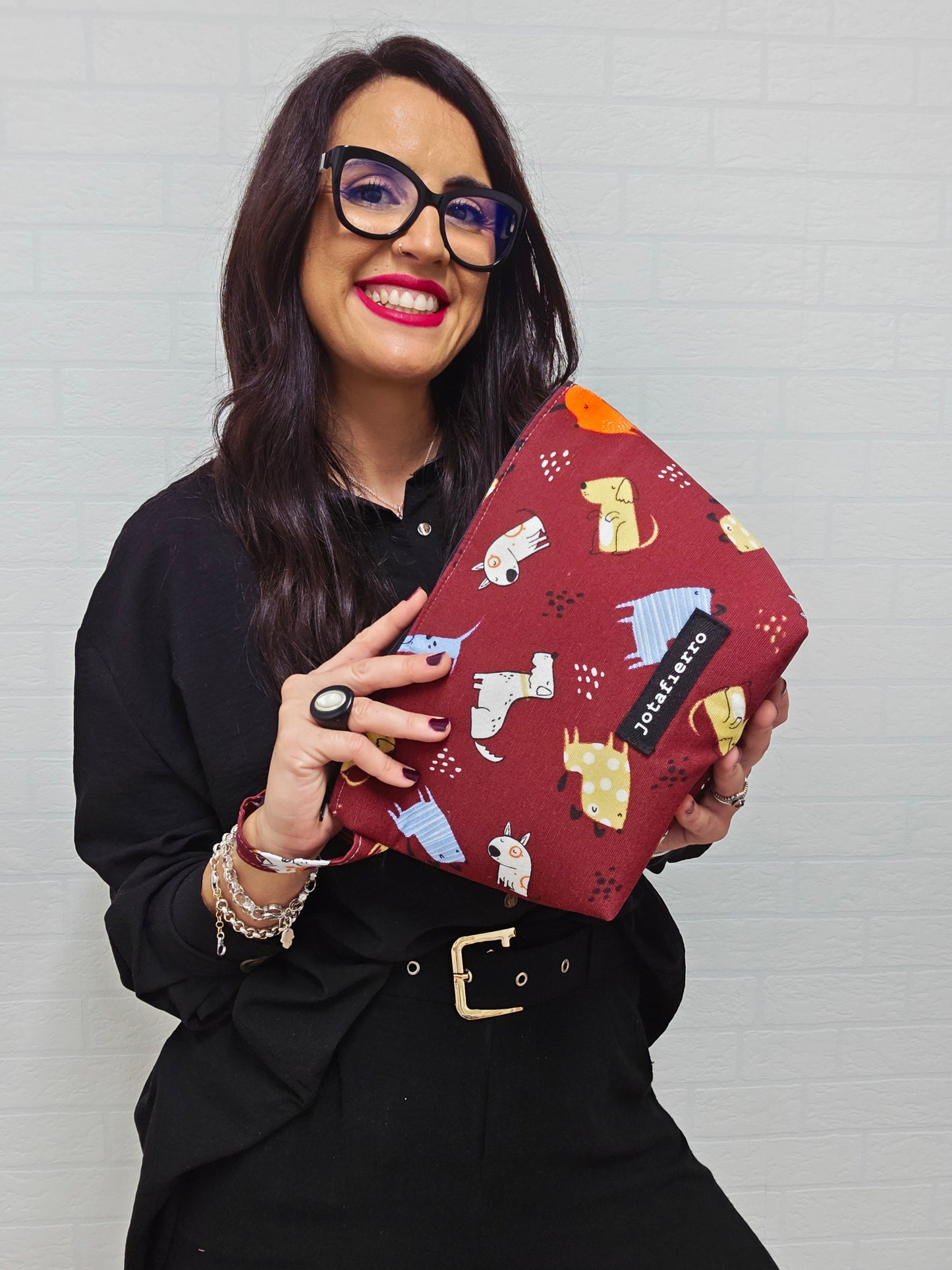 NECESER PERRITOS BURDEOS